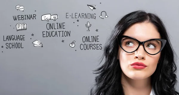 Educación en línea con joven empresaria — Foto de Stock