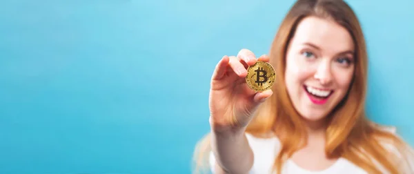 Kobieta trzyma fizyczne bitcoin — Zdjęcie stockowe