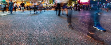 Yayalar çapraz Shibuya Scramble yaya geçidi, Tokyo, Japonya