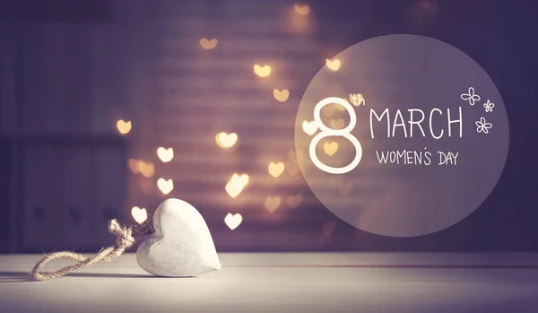 Happy Womens Day message avec un coeur blanc — Photo