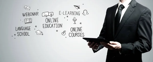 Edukacja online z mężczyzną, trzymając komputer typu tablet — Zdjęcie stockowe
