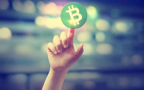 Bitcoin készpénz kézzel egy gombnyomásra — Stock Fotó