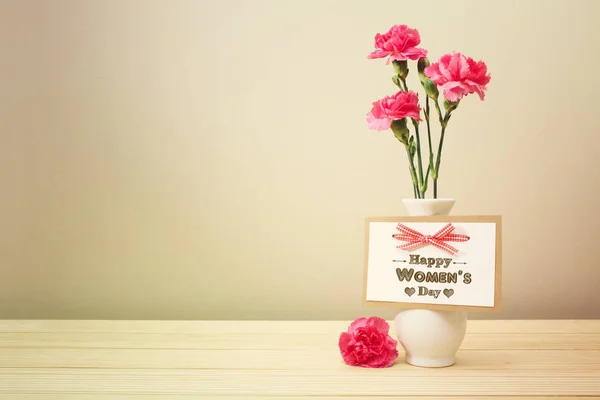 Botschaft zum Frauentag mit rosa Nelken — Stockfoto