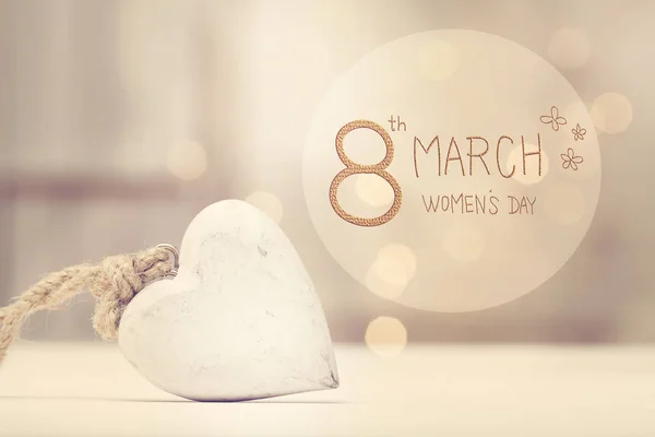 Botschaft zum Frauentag mit weißem Herzen — Stockfoto