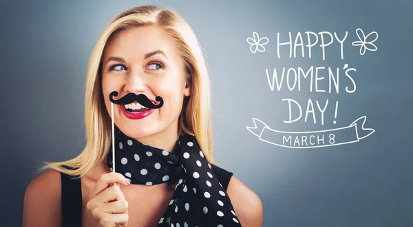 Womens Day testo con donna in possesso di bastoni partito di carta — Foto Stock