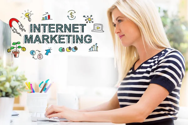 Internet Marketing με ευτυχισμένο νεαρή γυναίκα μπροστά από τον υπολογιστή — Φωτογραφία Αρχείου