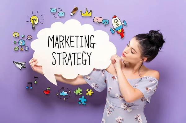 Strategia di marketing con donna che tiene una bolla discorso — Foto Stock