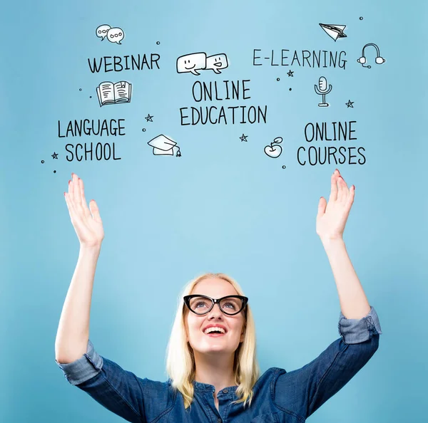 Online onderwijs met jonge vrouw — Stockfoto