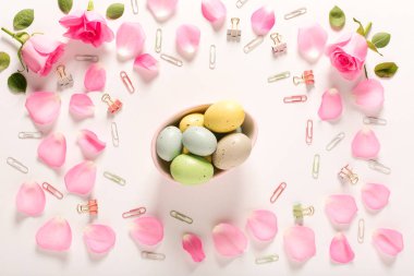 Gül yaprakları ile Paskalya günü teması