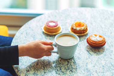 Bir fincan kahve ve hamur işleri kadınla