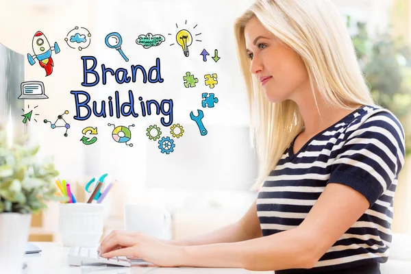 Brand Building com jovem mulher feliz na frente do computador — Fotografia de Stock