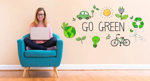 Ir verde com a jovem mulher usando seu laptop — Fotografia de Stock