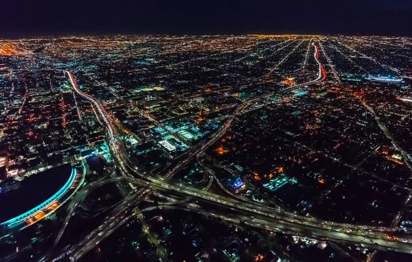 Vista aérea de uma estrada maciça em Los Angeles — Fotografia de Stock