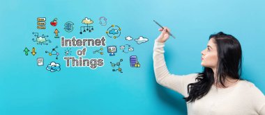 Internet of Things bir kalem tutan genç kadın ile