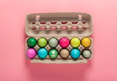 Pembe arka planda boyanmış Paskalya yumurtaları.