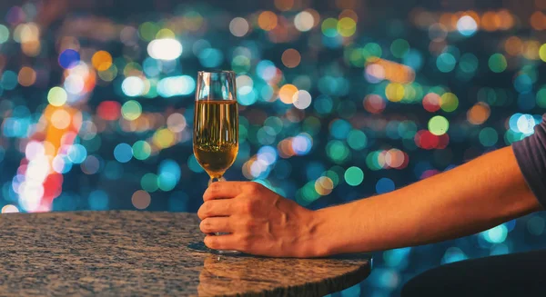 Şarap gece şehir üzerinde olan adam — Stok fotoğraf