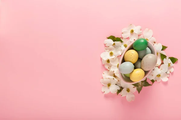 Huevos de Pascua pintados sobre un fondo rosa —  Fotos de Stock