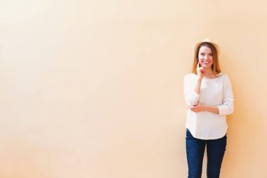 Genç kadın büyük bir odada düşünme