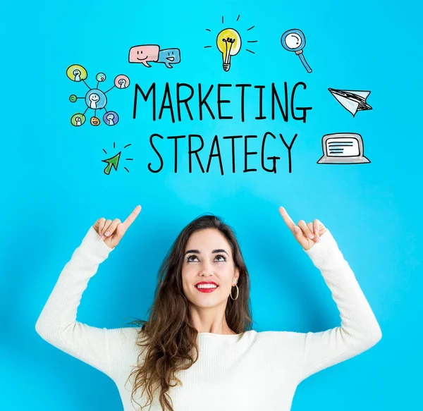 Estrategia de marketing con la mujer joven mirando hacia arriba —  Fotos de Stock