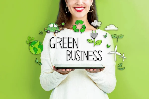 Green Business avec une femme tenant un comprimé — Photo