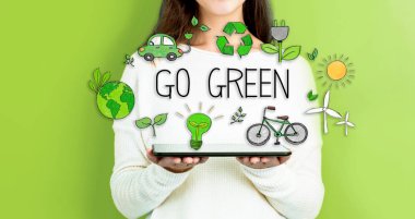 Go Green ile bir tablet tutan kadın