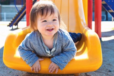 Parkta oynarken yürümeye başlayan çocuk