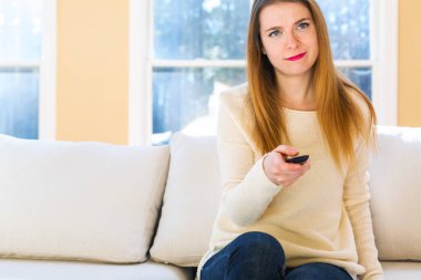 Televizyon izleyen genç bir kadın