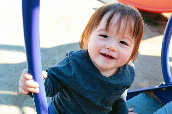 Toddler pojke leker på lekplatsen — Stockfoto