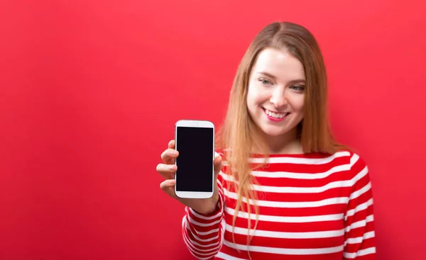 Jonge vrouw stak een cellphone — Stockfoto