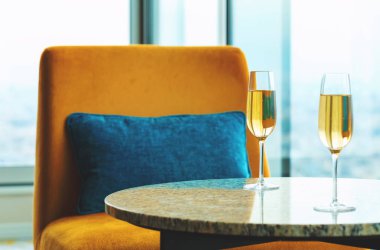 Beyaz şarap şehrin yukarısındaki bir masada