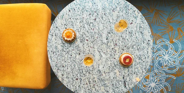 Изысканные фруктовые пироги ручной работы с белым вином — стоковое фото