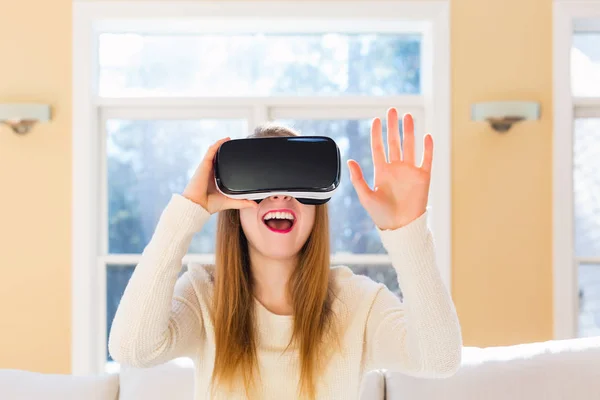 Junge Frau nutzt Virtual-Reality-Headset — Stockfoto