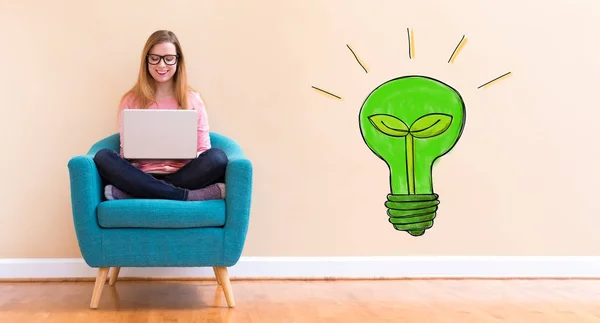 Eco-lamp met jonge vrouw haar laptop gebruikt — Stockfoto