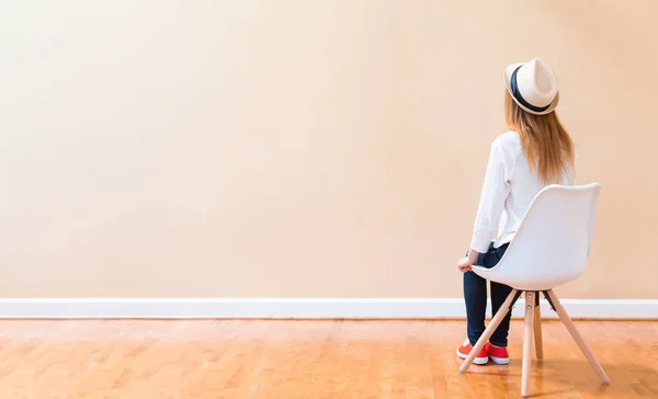 Mujer joven frente a una gran pared abierta — Foto de Stock