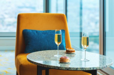 El yapımı gurme meyve tart beyaz şarap ile