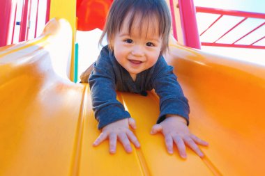 Parkta oynarken yürümeye başlayan çocuk