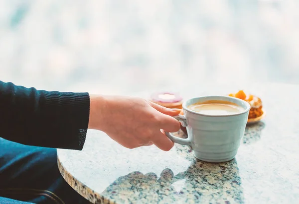 Femme avec une tasse de café et des pâtisseries — Photo