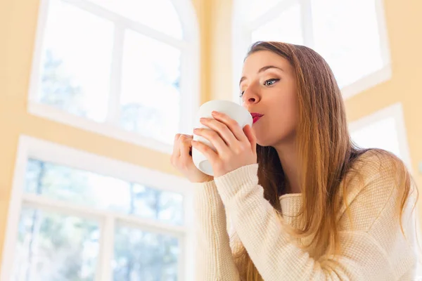 Gelukkige jonge vrouw die koffie drinkt — Stockfoto