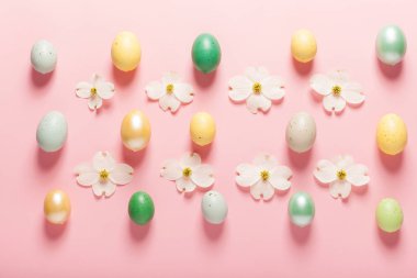 Pembe arka planda boyanmış Paskalya yumurtaları.