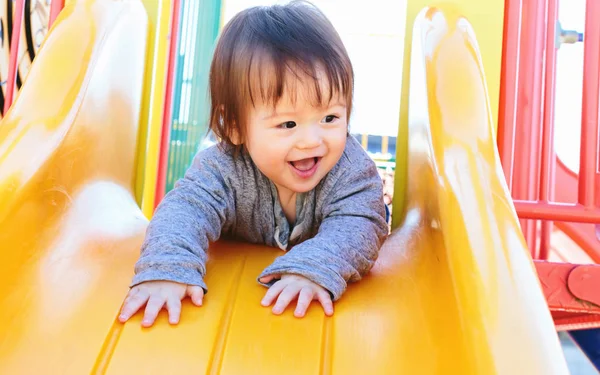 Toddler pojke leker på lekplatsen — Stockfoto