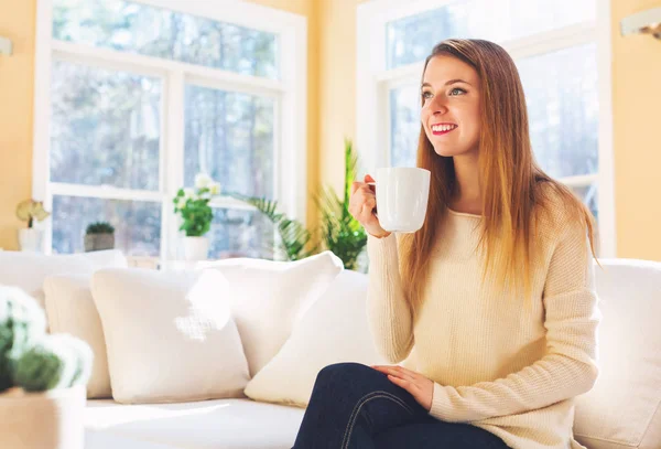 Glückliche junge Frau trinkt Kaffee — Stockfoto