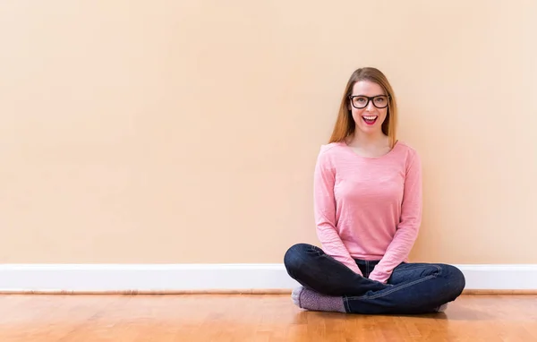 Glückliche junge Frau lächelt in einem großen Raum — Stockfoto