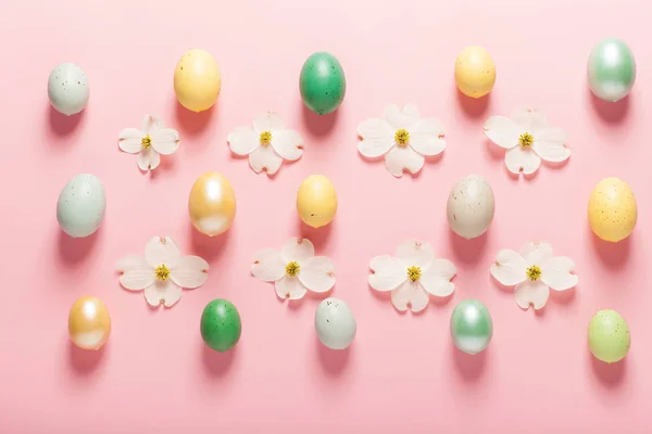 Huevos de Pascua pintados sobre un fondo rosa —  Fotos de Stock