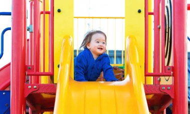 Parkta oynarken yürümeye başlayan çocuk