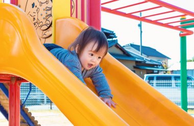 Parkta oynarken yürümeye başlayan çocuk