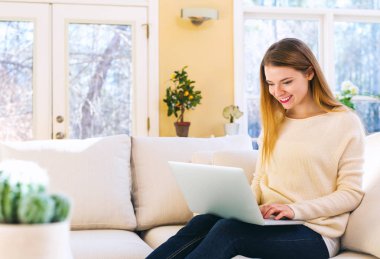 dizüstü bilgisayar kullanan genç kadın