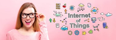 Internet of Things mutlu genç kadınla