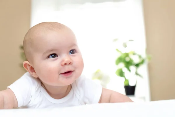 Gelukkig pasgeboren babymeisje glimlachend — Stockfoto