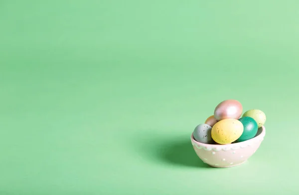 Tema de vacaciones de Pascua con huevos ornamentales —  Fotos de Stock