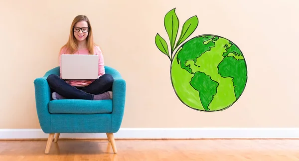 Tierra Verde con mujer joven usando su portátil —  Fotos de Stock